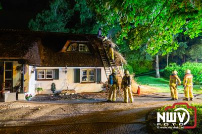 Jongens waarschuwen bewoners voor mogelijke brand. - © NWVFoto.nl