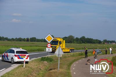 Bestuurster stapt zonder letsel uit auto, na over de kop te zijn geslagen met haar fiat 500. - © NWVFoto.nl