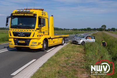 Bestuurster stapt zonder letsel uit auto, na over de kop te zijn geslagen met haar fiat 500. - © NWVFoto.nl