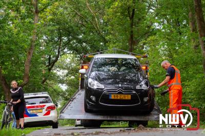 Bestuurster komt er zonder kleerscheuren vanaf, na aanrijding met boom. - © NWVFoto.nl