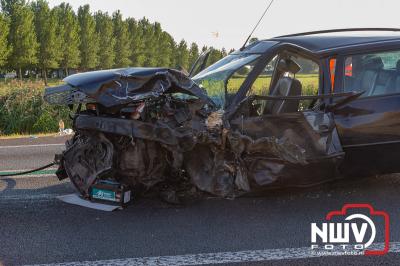 Middel HV bij ravage op N50 Kampen na ongeval camper en drie auto's waarbij zestien personen betrokken waren en zeven gewond raakte. - © NWVFoto.nl