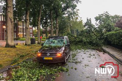 Boom valt om op Munnikenweg na hoosbui boven het â€˜t Harde en raakt passerende bedrijfsauto. - © NWVFoto.nl