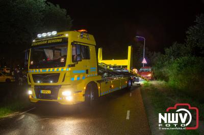 Auto komt op zijkant tot stilstand in sloot naast de Stadsweg op 't Harde, hulpdiensten rukken massaal hier voor uit. - © NWVFoto.nl