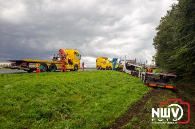 Berging vrachtwagen uit sloot. Onwel geworden chauffeur is vermoedelijk de oorzaak van dit ongeval op de A6 bij Nagele. - © NWVFoto.nl