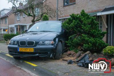 Automobilist heeft vermoedelijk bocht met te hogesnelheid genomen en kan auto niet meer op de weg houden. - © NWVFoto.nl