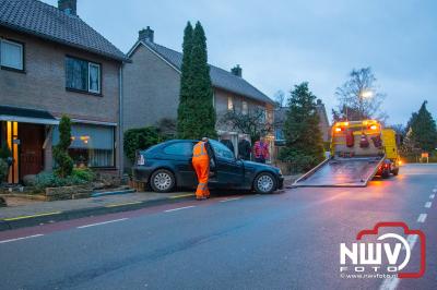 Automobilist heeft vermoedelijk bocht met te hogesnelheid genomen en kan auto niet meer op de weg houden. - © NWVFoto.nl