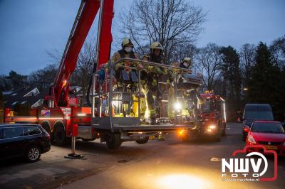 De Elburger brandweer heeft het schoorsteen kanaal geveegd met behulp van de hoogwerker aan de Tra na brandje in dit kanaal. - © NWVFoto.nl