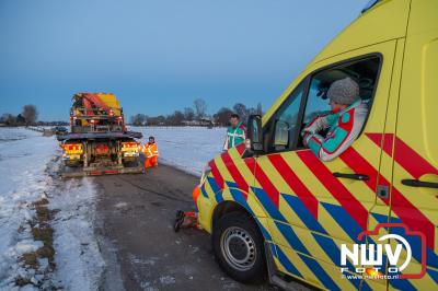 Bergingsbedrijf Stouwdam liert ambulance weer op de Oude Zeeweg in Doornspijk. - © NWVFoto.nl
