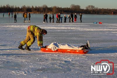 Hulpdiensten moeten persoon van het ijs halen met redbrancard, na ongeval met ijszeiler op het Veluwemeer boven Doornspijk. - © NWVFoto.nl