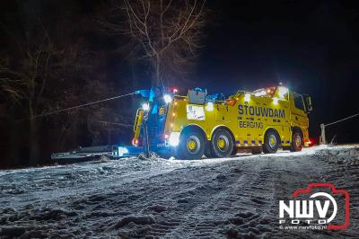 Een brandweervoertuig van Nunspeet kon niet meer uit een weiland komen, na hulpverlening brand caravan Oude Zeeweg Doornspijk. - © NWVFoto.nl
