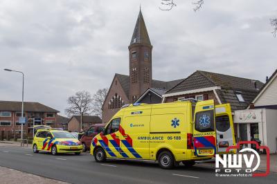 Automobilisten bieden eerste hulp bij onwel geworden dame in Doornspijk - © NWVFoto.nl