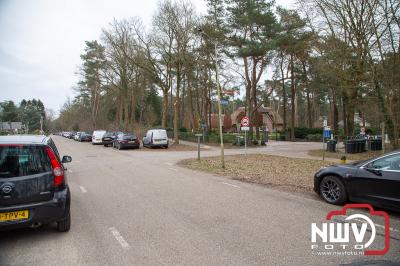 Bezoekers parkeren massaal langs de Bovenweg in Doornspijk na het inrijverbod naar Zandverstuiving. - © NWVFoto.nl