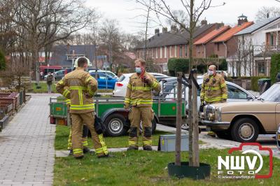 Brandweer veegt schoorsteenkanaal na dat deze inbrand had gestaan. - © NWVFoto.nl