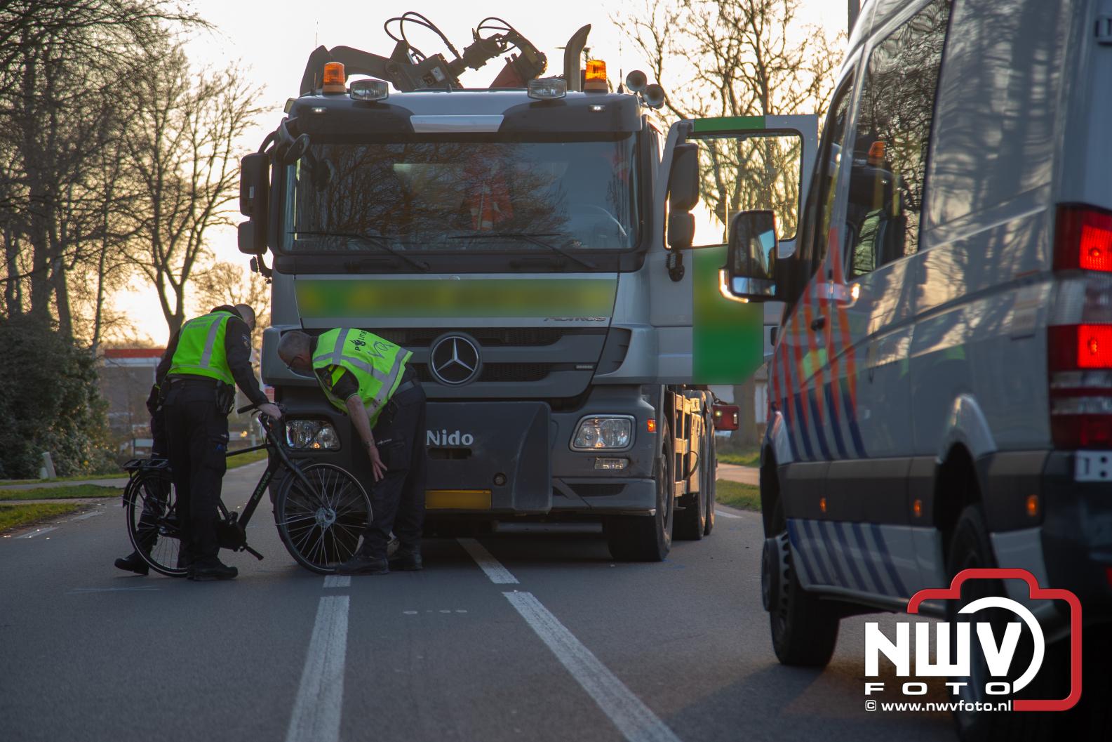 Ernstig ongeval tussen kind met fiets en vrachtwagen, traumahelikopter landt bij A28 - © NWVFoto.nl