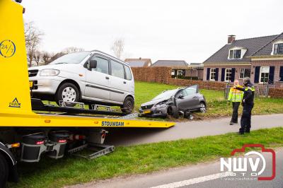 Voorgesorteerde auto wordt van achteren aangereden, auto belandt gedeeltelijk in sloot naast Zuiderzeestraatweg Doornspijk. - © NWVFoto.nl