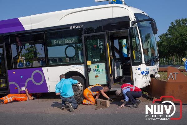 Buschauffeur wordt onwel, passagier schakelt hulp in - © NWVFoto.nl