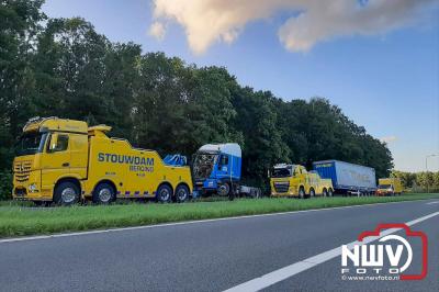 Chauffeur gestoken door bij, beland in sloot naast A6 tussen de Ketelbrug en afslag Nagele.  - © NWVFoto.nl