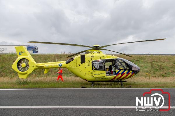 Traumahelikopter uit Groningen landt op toerit A28 't Harde voor rendez-vous - © NWVFoto.nl