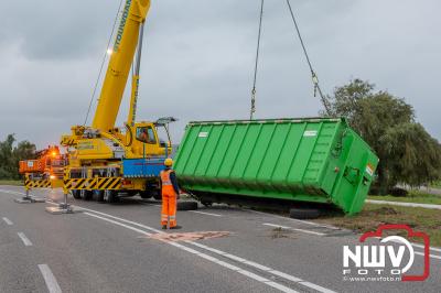 Vrachtwagen gekanteld op de Frieseweg in IJsselmuiden, chauffeur gewond naar het ziekenhuis - © NWVFoto.nl