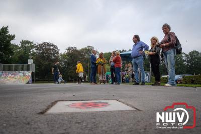 Onthulling tegel tegen zinloos geweld op de skatebaan, bij parkeerplaats â€™t Schootsveld in Elburg. - © NWVFoto.nl