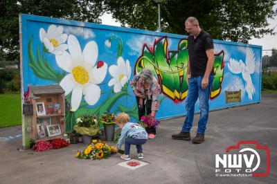 Onthulling tegel tegen zinloos geweld op de skatebaan, bij parkeerplaats â€™t Schootsveld in Elburg. - © NWVFoto.nl