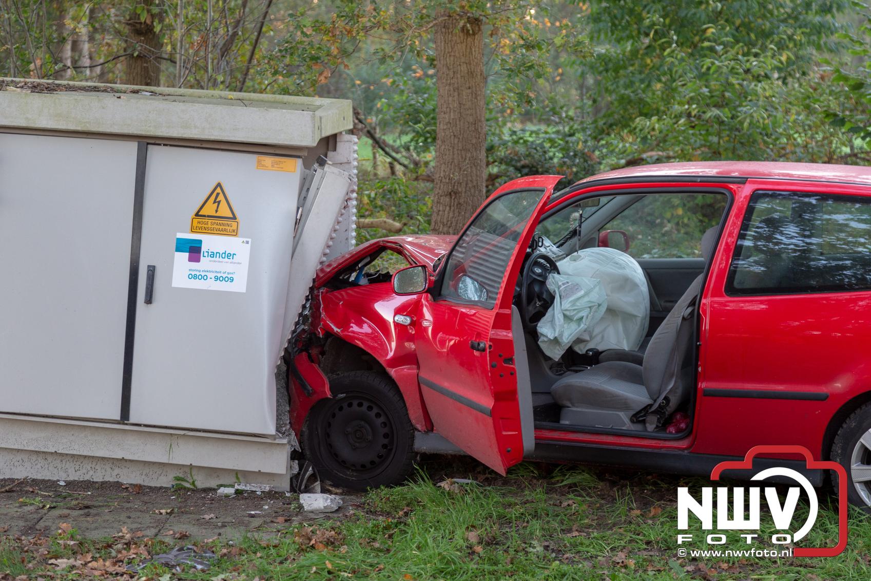 Auto botst tegen transformatorruimte in Doornspijk, bestuurder naar het ziekenhuis - © NWVFoto.nl