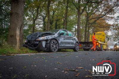 Bestuurster naar het ziekenhuis na ongeval tegen boom naast de Eperweg N309 bij 't Harde. - © NWVFoto.nl