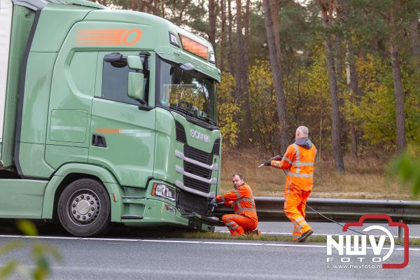 Vrachtwagen ramt tegen middengeleider A28 bij â€˜t Harde, nadat chauffeur onwel werd - © NWVFoto.nl