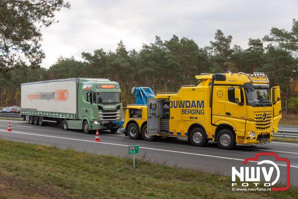 Vrachtwagen ramt tegen middengeleider A28 bij â€˜t Harde, nadat chauffeur onwel werd - © NWVFoto.nl