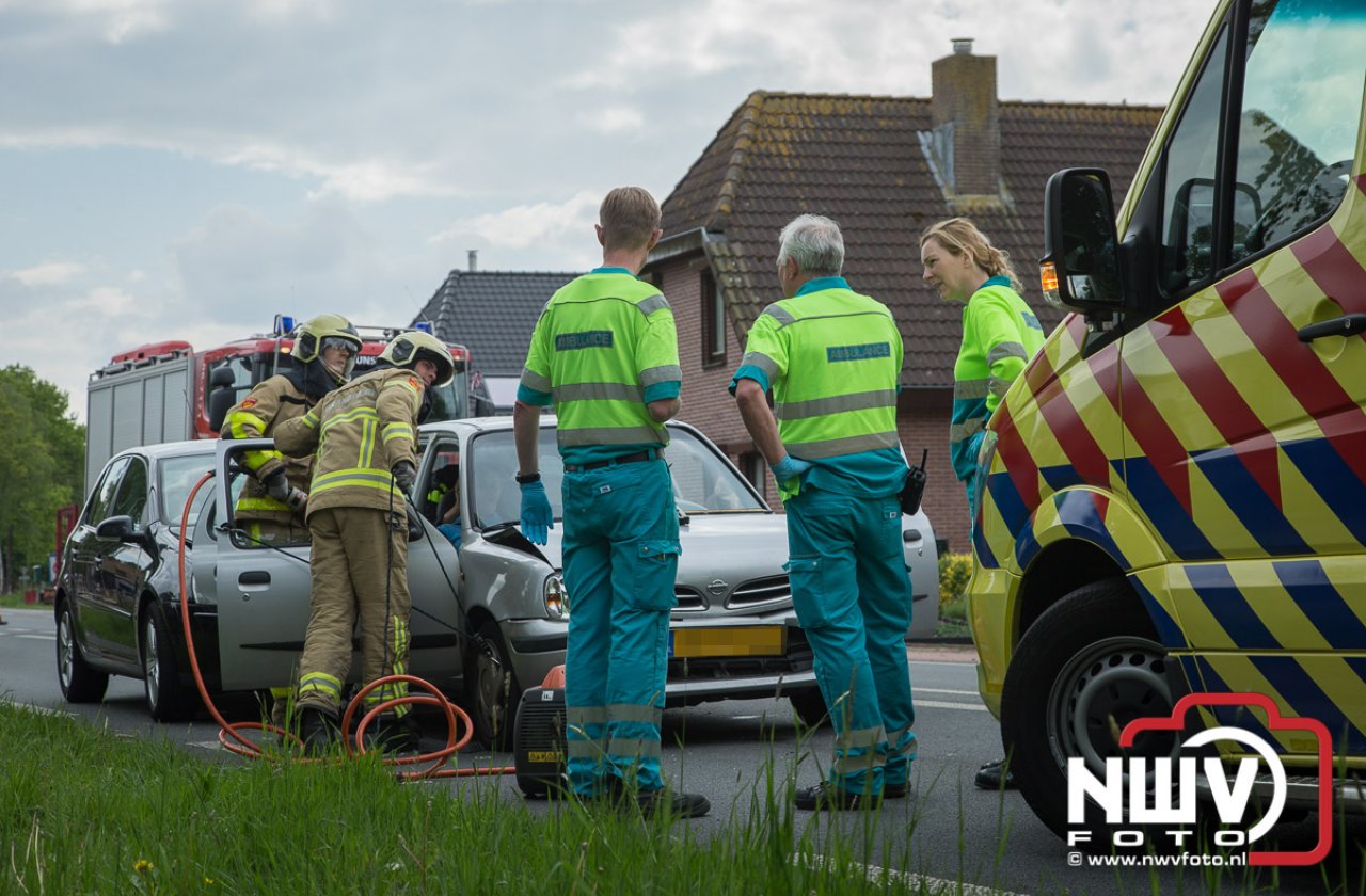 Twee Inzittenden Uit Middelste Auto Van Kopstaart Botsing Naar Het ...